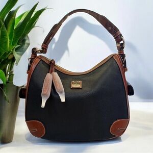 Dooney & Bourke Side Pocket Black
Pebble Grain Hobo Bag